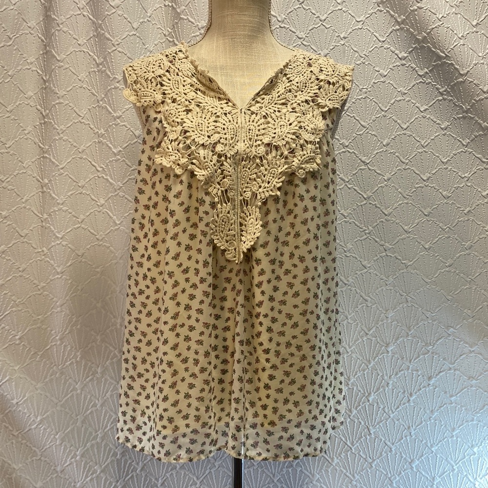 Hailey & Co. size medium Elegant Beige Floral‎ Women's Blouse with crochet lace